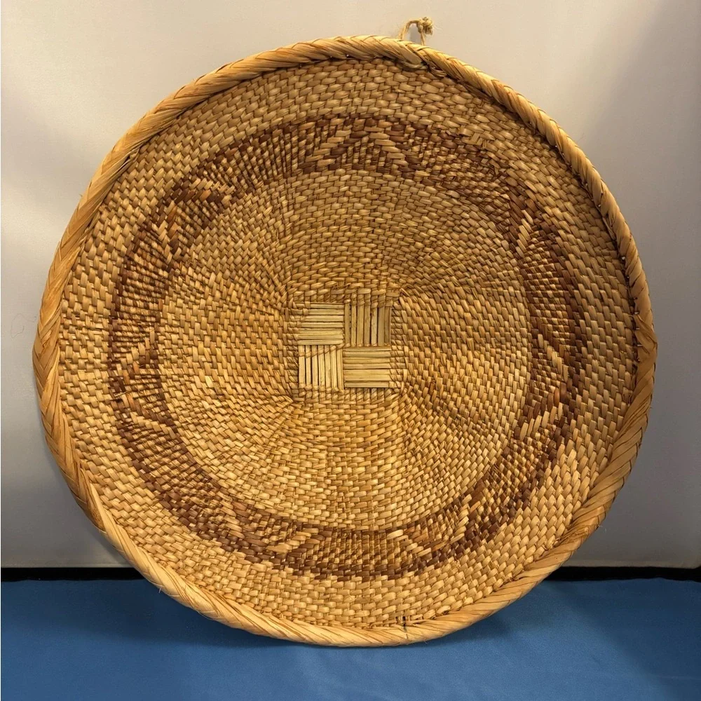 Vintage handwoven Tonga basket with braided edges. Made with natural materials - Picture 2 of 8